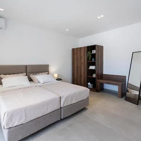 Rosemary Rhodes Vilă