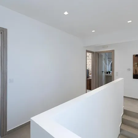 Rosemary Rhodes Vilă *