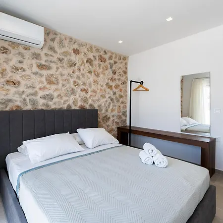 Rosemary Rhodes Vilă *